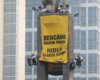Bentangkan Spanduk Raksasa, Greenpeace Singgung Krisis Iklim dan Biaya Hidup