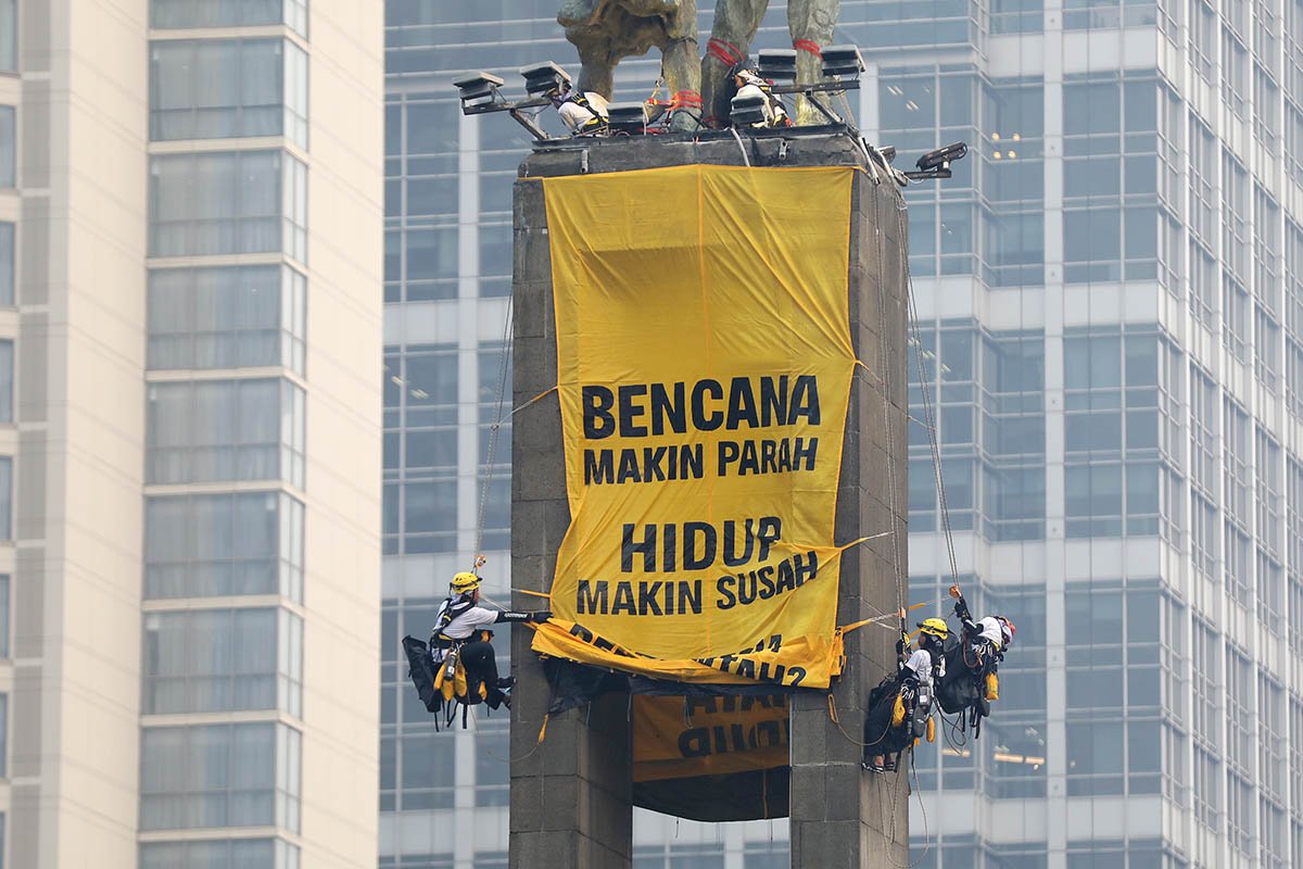 Bentangkan Spanduk Raksasa, Greenpeace Singgung Krisis Iklim dan Biaya Hidup