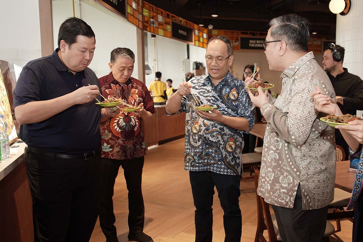 Bukan Sekadar Tempat Makan, Langit Nusantara Tawarkan Sensasi Kuliner di Tepi Danau