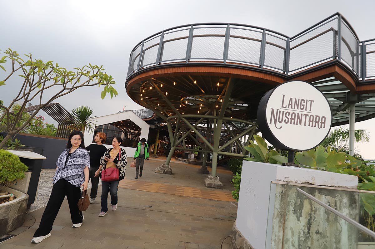 Bukan Sekadar Tempat Makan, Langit Nusantara Tawarkan Sensasi Kuliner di Tepi Danau