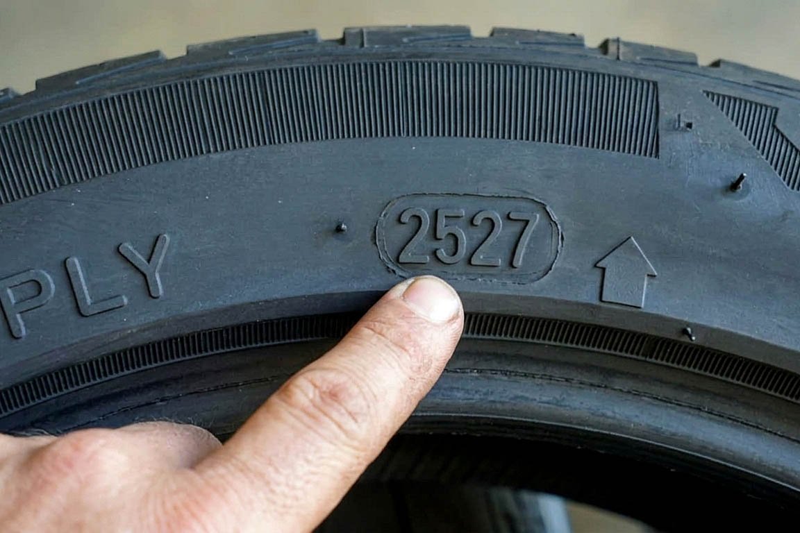 Bukan Hiasan, Kenapa Ban Mobil Baru Punya Garis Berwarna?